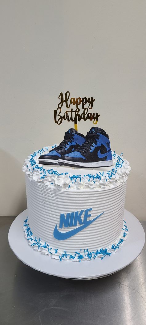 Bolo Do Barcelona, Nike Cake, Cakes For Teenagers, Basketball Birthday Cake, Jordan Cake, 14th Birthday Cakes, 15th Birthday Cakes, 17 Birthday Cake, Teen Cakes