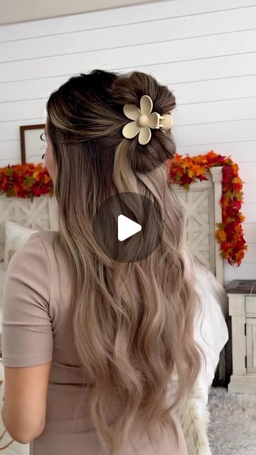 eva pautov on Instagram: "Half up claw clip hairstyle 🤍 put your hair up in a half up bun, split the bun in two and secure with a claw clip! Would you try this look? #clawcliphairstyle #clawclip #halfuphalfdownhairstyle #easyhairtutorial #hairstylereels" Half Up Half Down Bun With Claw Clip, Half Up Half Down Claw Clip Bun, Half Up Hair With Claw Clip, Half Up Bun Tutorial, Half Up Half Down Clip, Claw Clip Half Up Half Down, Half Up Claw Clip Hairstyles, Half Up Claw Clip, Half Bun Hairstyles