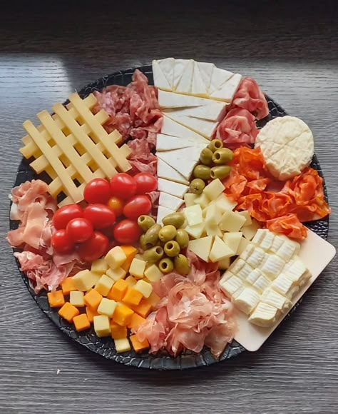 Ma version du plateau apéritif entre amis Presentation Plateau Charcuterie, Plateau Brunch, Plateau Dessert, Cheese Plate Presentation, Amazing Food Platters, Plateau Charcuterie, Brunch Inspiration, Plate Presentation, Breakfast Platter