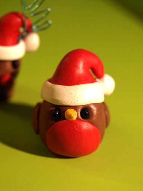 Christmas robin fimo  Use as inspiration for xmas cake but to make with icing NOT with this thing Christmas Peeps, Christmas Robins, Childhood Love, Crea Fimo, Diy Fimo, Clay Christmas Decorations, Christmas Robin, Christmas Cake Topper, Christmas Cake Decorations