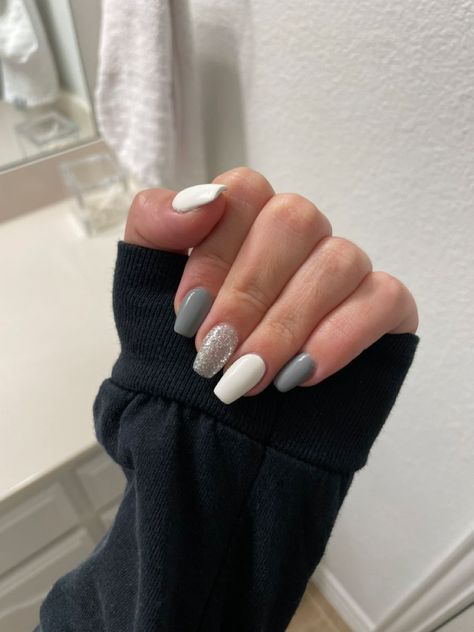 Light Gray Sparkle Nails, Winter Nails Gray And White, Gray White Glitter Nails, Grey White And Silver Nails, Grey And White Gel Nails, White Silver Nails Short, Light And Dark Gray Nails, Grey White Silver Nails, Winter Nails Grey And White