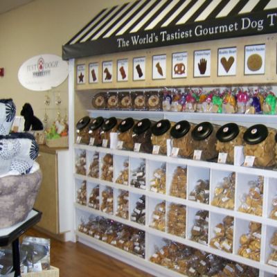 Pet Store Display, Building A Dog Kennel, Dog Boarding Facility, Pet Store Ideas, Dog Boarding Kennels, Dog Grooming Shop, Tension Rods, Dog Grooming Salons, Dog Hotel