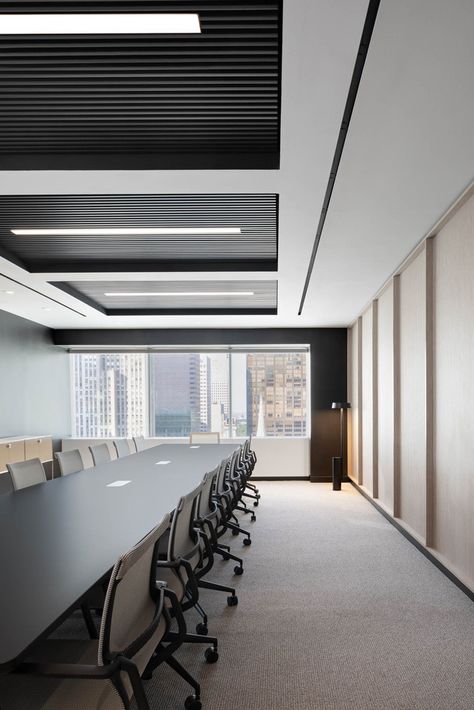 Dark Conference Room, Boardroom Lighting, Office Ceiling Design, Conference Room Design, Meeting Room Design, Interior Kantor, Office Ceiling, Office Meeting Room, City Office