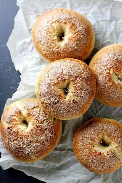 French Toast Bagels Recipe -- homemade bagels that taste just like French toast. | girlversusdough.com @girlversusdough #girlversusdough #breakfast Rosemary Bagels, French Toast Bagel Recipe, French Toast Bagels, Red Star Yeast, Homemade French Toast, Bagels Recipe, Classic French Toast, Pane Dolce, Homemade Bagels