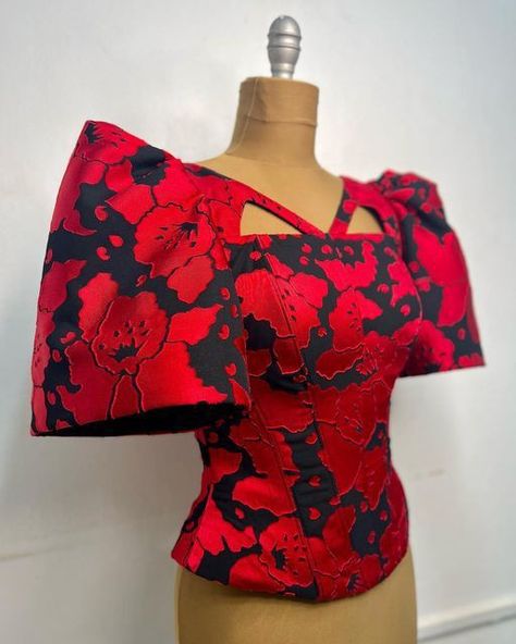 Brocade Tops Classy, Ankara Top Styles, Brocade Blouse Designs, African Print Tops, Ankara Tops, Short African Dresses, African Dresses Modern, African Inspired Clothing, Kids Dress Wear