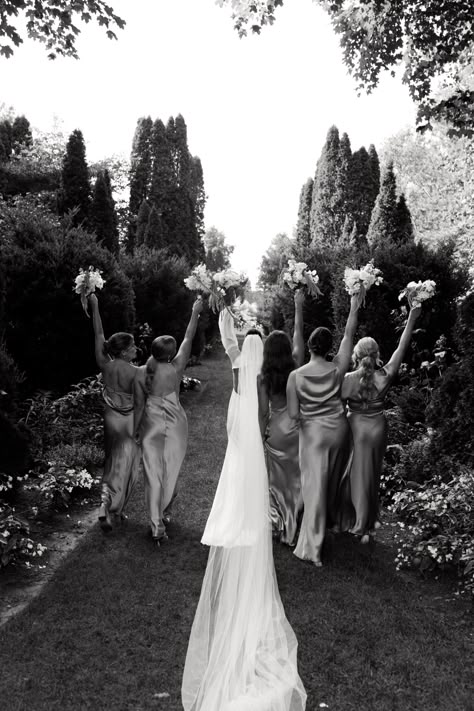 Bridesmaid Wedding Photos Cool Wedding Picture Ideas, Wedding Party Photos Small Group, Wedding Photoshoot With Bridesmaid, Wedding Ceremony Bridal Party, Cool Bridesmaids Photos, Wedding Sweets Ideas, Wedding Photo Ideas Parents, Wedding Day Inspo Pictures, Bridesmaid Party Photos