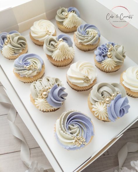 Periwinkle Cake Ideas, Periwinkle Bridal Party, Periwinkle Party Decorations, Periwinkle Party Theme, Dusty Blue Wedding Cake With Cupcakes, Periwinkle Wedding Cake, Periwinkle Cupcakes, Periwinkle Quince, Cupcakes With Gold Sprinkles