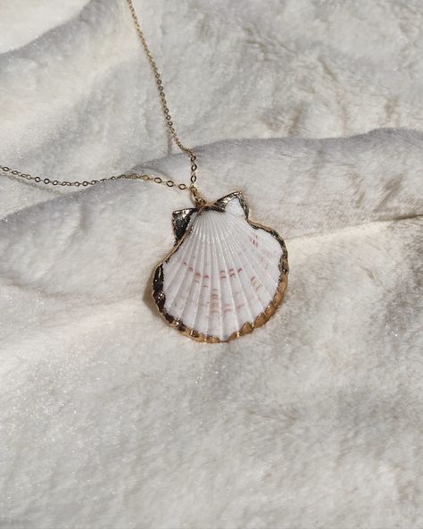 Discover the ultimate seaside glamour! 💫✨ This limited-edition shell necklace, adorned with golden detailing on a sterling silver 82.5 chain, is your must-have for an effortlessly chic look. 🌊 Layer it up or wear solo for instant luxury—perfect for turning everyday moments into magical memories! #NecklaceGoals #GoldenGlow #ShellChic #LuxuryJewels Ella Necklace, Everyday Moments, Shell Necklace, A Necklace, How To Turn, Shell Necklaces, Turning, Shells, Limited Edition