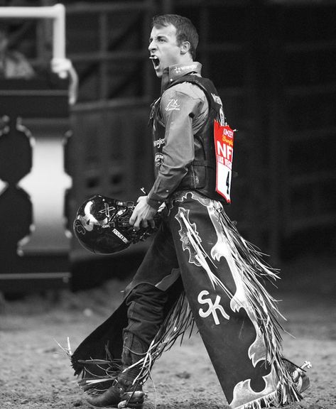 Sage Kimzey. Best Bull Rider Pbr Bull Riders, Pbr Bull Riding, Cowboy Photography, Foto Cowgirl, Country Relationships, Rodeo Cowboys, Cute Guy Pics, Cowboys Men