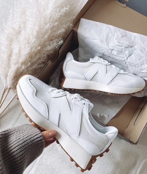 Real Sneakers 👟 sur Twitter : "New Balance 327 White Moonbeam https://t.co/NHI2v1MoRr" / Twitter New Balance 327 White, Sneakers 2022, New Balance Outfit, Basket Style, New Balance 327, Walk In My Shoes, Tennis Fashion, White Sneakers Women, Winter Sneakers