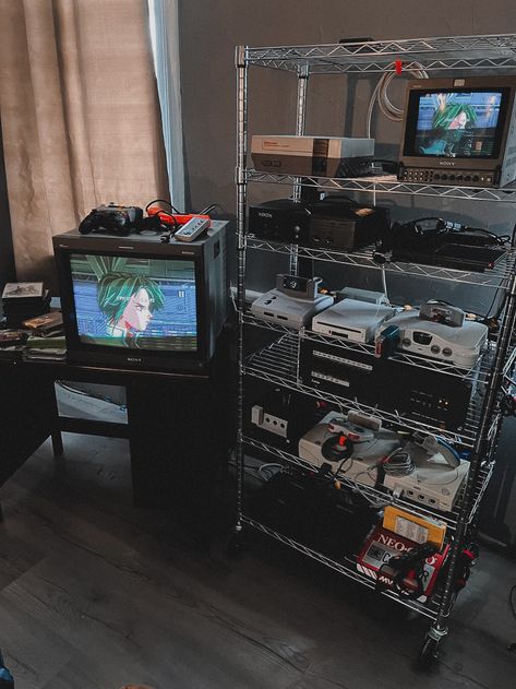 Vintage Video Game Room, Retro Gaming Room Setup, Ps2 Setup, Retro Pc Setup, Geek Room Aesthetic, Y2k Gaming Setup, Crt Tv Setup, Vintage Gaming Setup, Gaming Console Setup