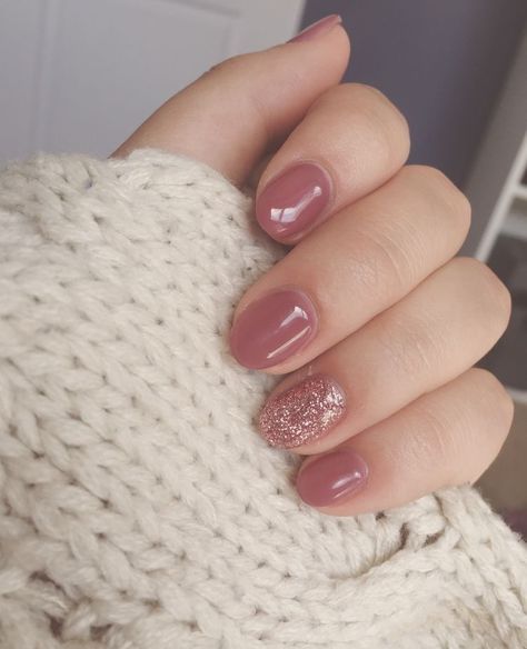 Mauve Gel Nails, Design Ongles Courts, Manicure Shellac, Mauve Nails, Sparkle Nails, Shellac Nails, Short Nail Designs, Summer Nails Colors, Dipped Nails