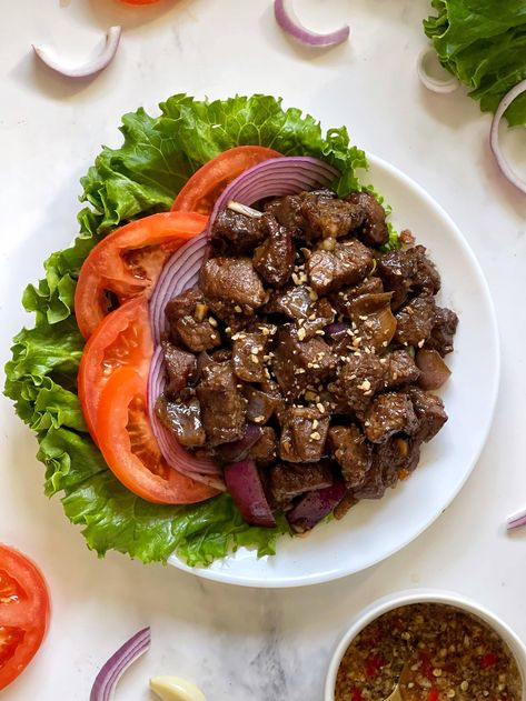 Khmer Beef Loc Lac (ឡុកឡាក់សាច់គោ) Beef Shin Recipes, Shaken Beef, Lemon Pepper Sauce, Asian Noodle Dishes, Rib Sauce, Cambodian Food, Khmer Food, Asian Dinners, Recipes Beef