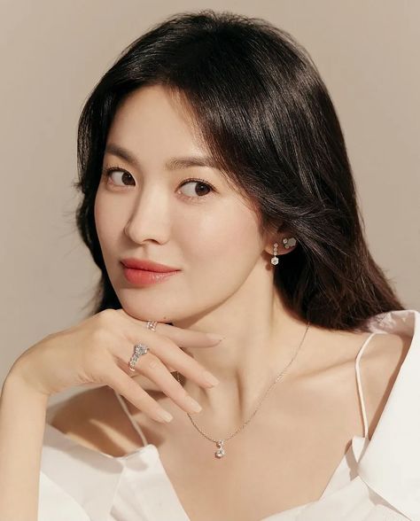 Song Hye Kyo Style, Hye Kyo, Korean Skincare Routine, Song Hye Kyo, Korean Entertainment, Best Anti Aging, Korean Actresses, Top Beauty Products, Youthful Skin