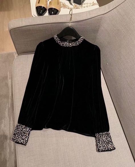 Ropa Upcycling, Velvet Dress Designs, Looks Country, Fashion Top Outfits, Mode Abaya, Fashion Tops Blouse, Everyday Fashion Outfits, Trendy Fashion Tops, Simple Pakistani Dresses