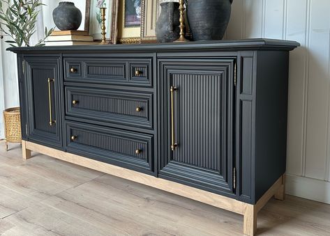 Vintage Black Furniture, Furniture Flipping Ideas Inspiration, Black And Wood Furniture, Matte Black Furniture, Mid Century Furniture Makeover, Refinishing Furniture Diy, Diy Furniture Renovation, Diy Dresser, Sideboard Designs