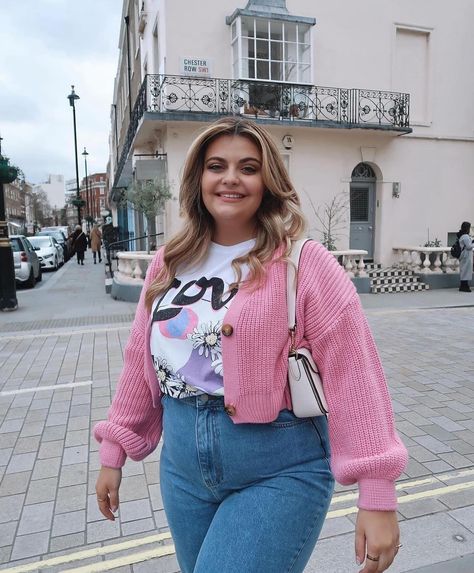 If there’s one thing about me, it’s that I’ll always be in a graphic tee 😌 1-10 which one is your favourite way to style from the archive? 🤔🗃️ #graphictshirt #waystowear #graphictee Aesthetic Plus Size Outfits, Curvy Winter Outfits, Pink Cropped Cardigan, Thing About Me, Spring Cardigan, Outfits Juvenil, Midsize Outfits, Plus Size Fall Outfit, Midsize Fashion