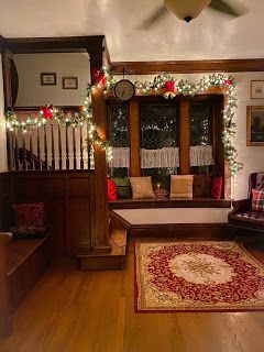 Craftsman Christmas Decor, Craftsman Christmas, Craftsman House Interior, Christmas Decorations Traditional, Christmas Decoration Ideas For Home, Old Fashioned Christmas Lights, Christmas Decor Simple, Foursquare House, Christmas Traditions Kids