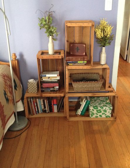 Vintage Crate Bookshelf, Crate Bed Aesthetic, Wooden Crate Bedside Table, Crate Bedside Table, Wooden Crate Furniture, Wooden Crate Shelves, Bookshelf Nightstand, Crate Shelves Diy, Crate Nightstand