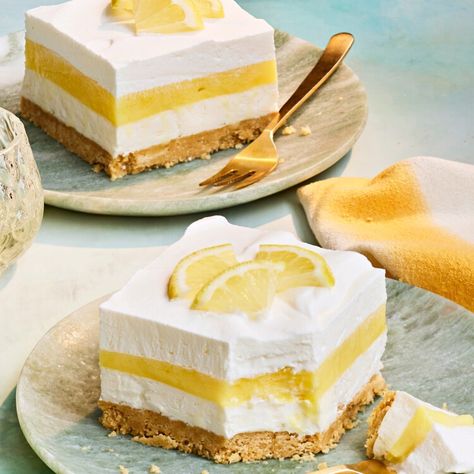 If You Like Citrus, You’ll Fall in Love With This Sweet Layered Lemon Dessert Mothersday Dessert Ideas, Deserts For Mother's Day, Mother’s Day Desert, Cute Mother’s Day Deserts, Desserts For Mother’s Day, Mother Day Dessert Ideas, Mother’s Day Ideas For Food, Rainy Day Desserts, Dessert Recipes For Mother’s Day