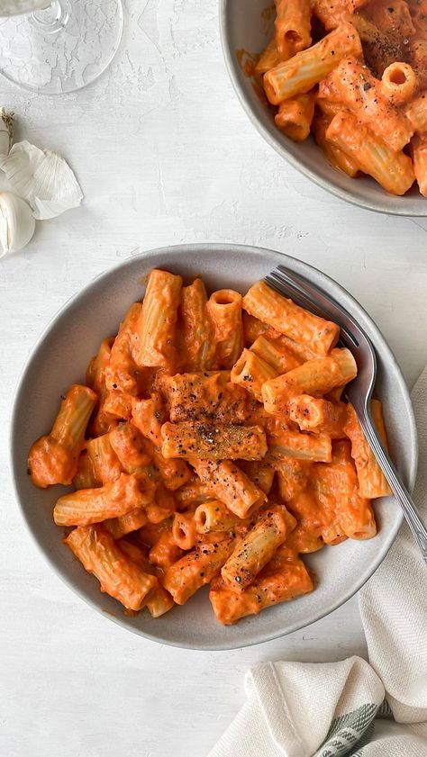 Roasted Red Pepper & Ricotta Pasta Recipe https://resepmamiku.com/en/roasted-red-pepper-ricotta-pasta-kristelskitchenblog Bell Pepper Chicken Pasta, Ricotta Bell Pepper Recipes, Roasted Red Pepper Ricotta Pasta, Ricotta Marinara Pasta, Roasted Bell Pepper Pasta, Pasta With Ricotta Cheese, Tomato Ricotta Pasta, Roasted Pepper Pasta, Ricotta Pasta Sauce