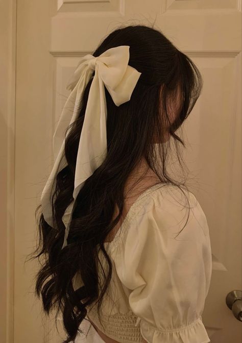 Black White Hair, Mackenzie Foy, White Hair Bows, Bow Hairstyle, Ribbon Hairstyle, Wattpad Covers, Hair Ribbon, Academia Aesthetic, Alam Semula Jadi