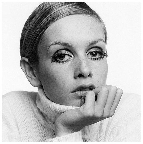 Twiggy 1967 by Ronald Traeger - in the mid-1960s Twiggy became one of the most prominent British teenage models of swinging sixties London Twiggy Lawson, Twiggy Model, Twiggy Style, Colleen Corby, Twiggy Fashion, Patti Hansen, Jean Shrimpton, Bridget Bardot, Androgynous Look