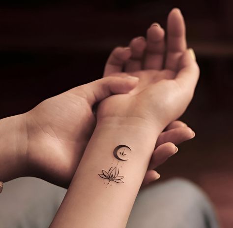 50 Gorgeous Minimalist Tattoos To Level Up Your Feminine Grace - Beauty, Fashion, Lifestyle and Trending Tattoos Small Minimalist, Men Hand Tattoo, Small Minimalist Tattoo, Tattoo Ideas For Men Hand, Arm Tattoo For Women, Classy Tattoo, Tattoo Spine, Minimalist Tattoo Small, Pretty Tattoo