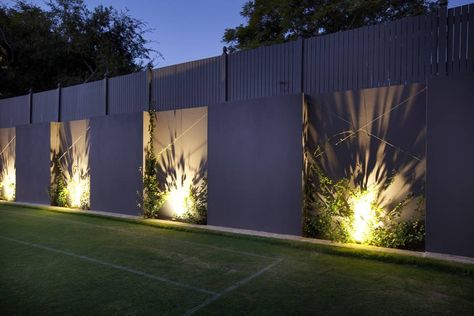 Gard Modern, Boundry Wall, Garden Wall Lights, Compound Wall Design, Concrete Fence, Outdoor Garden Lighting, Boundary Walls, Front Yard Fence, Fence Lighting