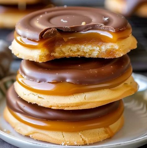 Gluten Free Twix, Twix Cookie, Snickers Cheesecake, Cookie Cups Recipe, Grandma Cooking, Twix Cookies, Chill Time, Caramel Cookies, Dessert Stand