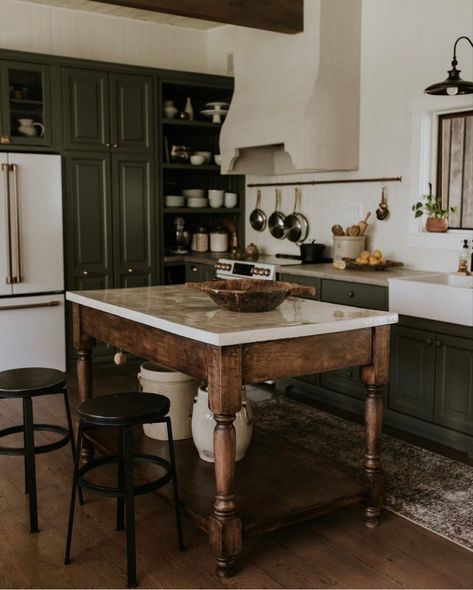 Green Cabinets, Kitchen Farmhouse, Interior Aesthetic, Green Kitchen, Dream House Decor, Slow Living, Küchen Design, Rustic Kitchen, Dream Home Design