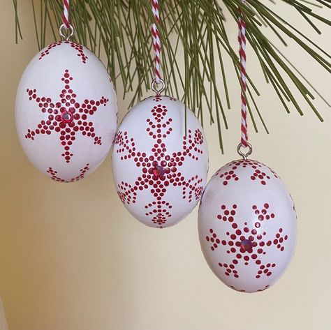 Dot Ornaments, Christmas Souvenir, Christmas Red And White, Ornaments Painted, Handpainted Christmas Ornaments, Egg Christmas, Kids Painting Crafts, Egg Shell Art, Painted Eggs