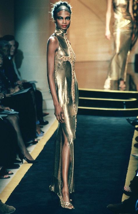 ver_F97_167_e Debra Shaw, Metal Mesh Dress, Gianni Versace Dress, Versace Haute Couture, Versace Runway, Versace Fashion, 90s Models, Versace Couture, Atelier Versace