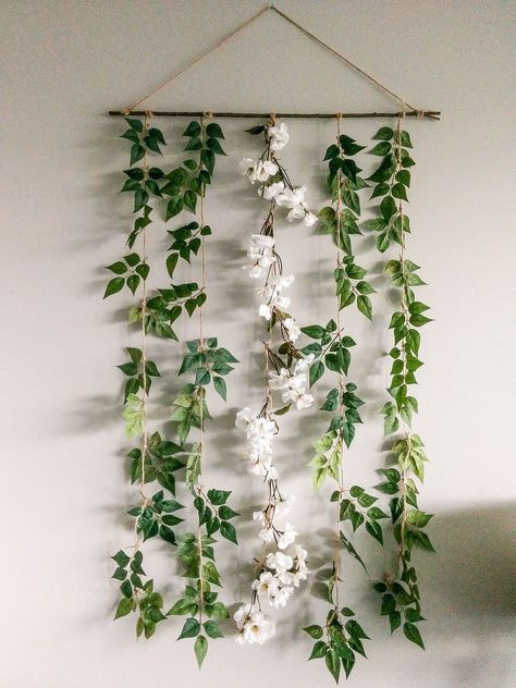 Gorgeous DIY Floral Garland for A Rustic Touch Diy Floral Garland, Fairy Bedroom, Diy Girlande, Diy Wand, Hemma Diy, Hanging Flower, Flower Garland, Diy Garland, Mural Floral