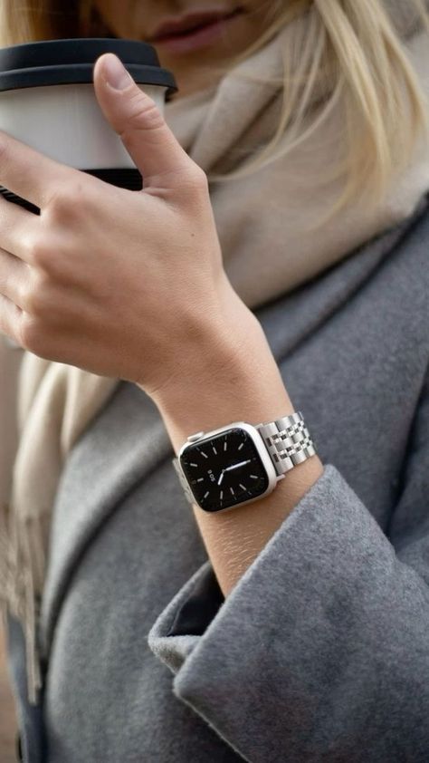 Watch Styling Women, Apple Watch On Women Wrist, Best Apple Watch Bands Women, Smart Watch Outfit, Apple Watch Aesthetic Bands, Best Apple Watch Faces, Apple Watch On Wrist, Apple Watch Styling, Apple Watch Outfits Women