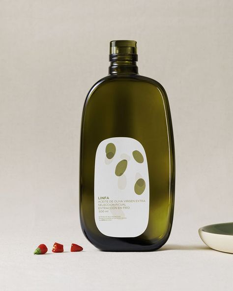 The brushstrokes of Linfa label decoration become a three-dimensional printed line to give the packaging an aura of prestige. Olive Oil Bottle Design, Olive Oil Packaging, Shampoo Design, Bottle Label Design, Cold Pressed Oil, Glass Packaging, Perfume Packaging, Olive Oil And Vinegar, Alcohol Bottles