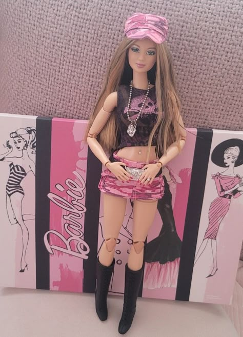 Rockstar Barbie Outfit, Rock Star Barbie, 2000s Barbie Dolls, Rock Barbie, Emo Barbie, Barbie Rockstar, Punk Barbie, Barbie Doll Outfits, Old Barbie Dolls