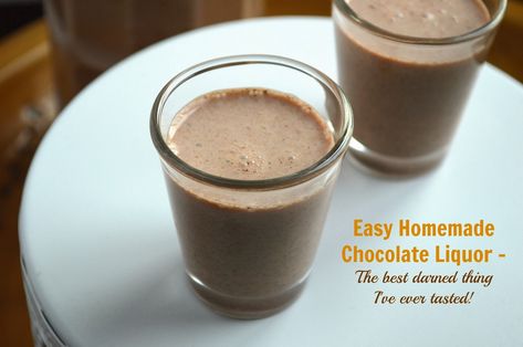 Chocolate With Alcohol, Homemade Liqueur, Alcohol Chocolate, Homemade Alcohol, Homemade Liquor, Liquor Recipes, Chocolate Martini, Diy Chocolate, Liqueurs Recipes