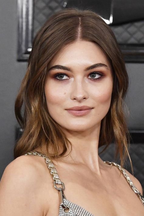 Grace Elizabeth Makeup, Grace Elizabeth Hair, 90s Prom Hair, Celebrity Models, Elizabeth Grace, Blue Eye Shadow, Grammys 2020, 90s Prom, Hair Fan