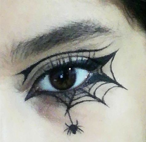 Spider Liner Makeup, Spiderwebs Eyeliner, Eyeliner Styles Halloween, Halloween Spiderweb Makeup, Spiderweb Makeup Looks, Halloween Eye Makeup Spiderweb, Halloween Eyeliner Spiderweb, Eyeliner Ideas Halloween, Graphic Eyeliner Halloween