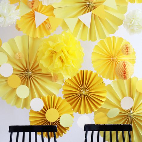 Design and Paper | we love handmade DIY | http://www.designandpaper.com Photobooth Background, Yellow Party Decorations, Diy Fotokabine, Yellow Birthday Parties, Yellow Party, Yellow Birthday, Baby Shower Yellow, Sunshine Birthday, Yellow Theme