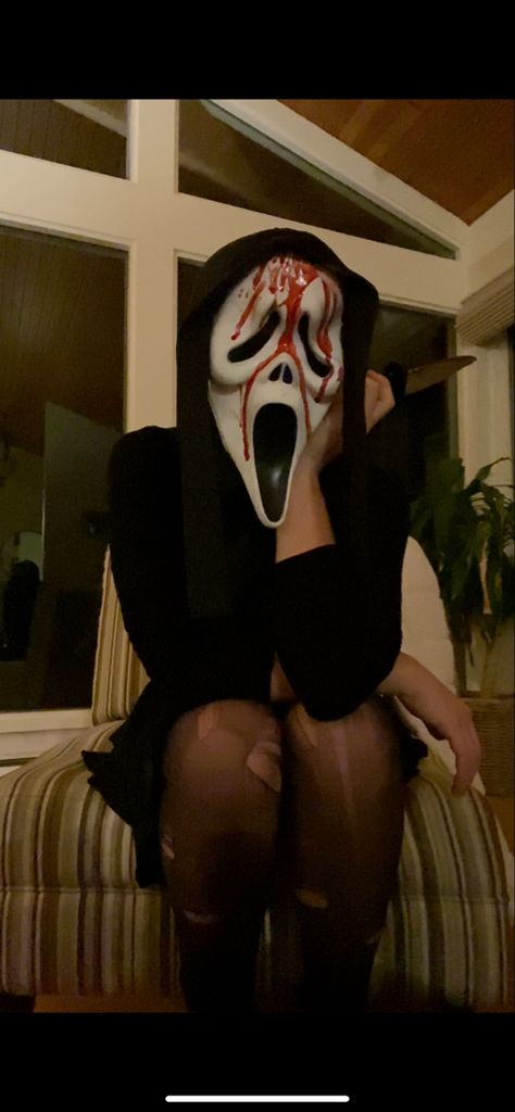 Scary Characters Halloween, Halloween Costumes Gosthface, Scream Custom Halloween, Woman Scream Costume, Halloween Ghost Face Costume, Good Scary Halloween Costumes, Scary Solo Halloween Costumes, Ghost Face Matching Costumes, Gost Face Costume Women