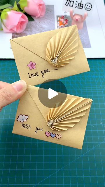 Envelope Diy Paper, Origami Cards, Origami Envelope, How To Make An Envelope, Cute Envelopes, Instruções Origami, Ge Bort, Diy Envelope, Paper Flower Crafts