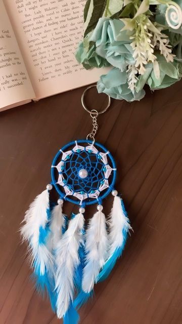 Handmade Car Decor, Mini Keychains Diy, Diy Mini Dream Catcher, Dream Catcher Handmade, Dreamcatcher Keychain Diy, Small Dream Catcher Diy, Dream Catcher Keychain Diy, How To Make Dream Catchers, Handmade Keychains Diy