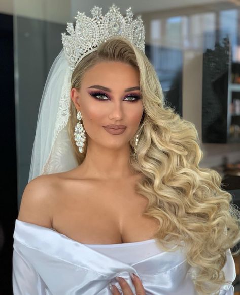 Bride Hairstyles With Tiara, Dasma Shqiptare, Hairstyles With Tiara, Beautiful S, Prom Hair Medium, Formal Hairstyles For Long Hair, Makeup Bride, Curls For Long Hair, Lovely Nails