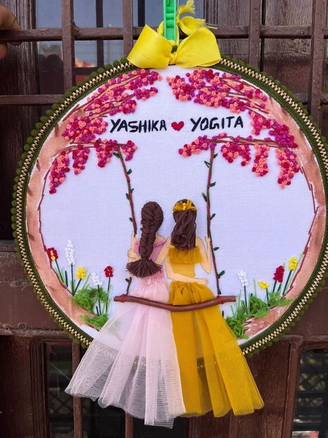 To GIVE CUSTOMISABLE ORDER WHATSAPP ON 8619559077 OR DM ON INSTAGRAM @craft_n_creations1108 Friend Embroidery, Hoop Embroidery Designs, Butterfly Art Drawing, Embroidery Hoop Art Diy, Hand Embroidery Patterns Free, Bridal Gift Wrapping Ideas, Embroidery Hoop Wall Art, Diy Embroidery Designs, Embroidery Stitch