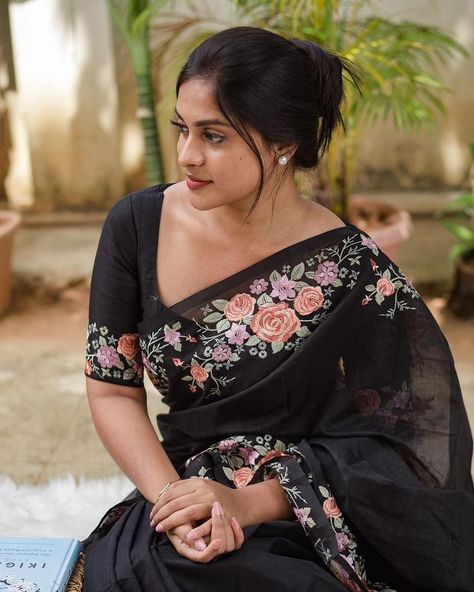 Black Saree Blouse Designs, Black Sari, Blouse Designs High Neck, Cotton Saree Blouse Designs, Latest Model Blouse Designs, New Saree Blouse Designs, Fashionable Saree Blouse Designs, Saree Embroidery Design, Cotton Sari