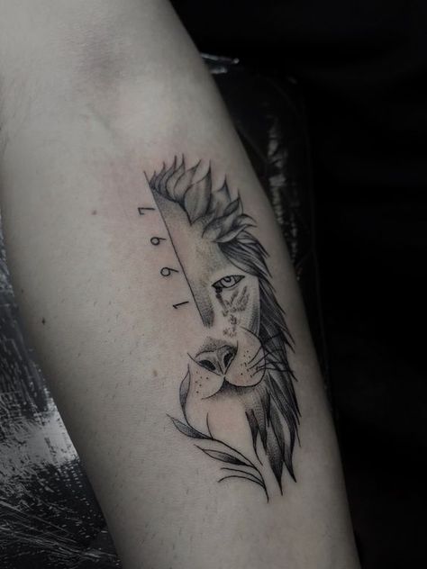 Tattoo Ideas For Beginners, Men Chest Tattoo, Small Lion Tattoo, First Tattoo Ideas, Tattoo Pierna, Husband Tattoo, Leo Tattoo Designs, Wrist Tattoo Ideas, Mens Lion Tattoo