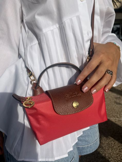 Small Longchamp purse ; Colour : Grenadine, perfect for now 🌸 Small Shoulder Bag Outfit, Going Out Winter Outfits, Long Champ Bag, European Outfits, Longchamp Purse, Long Champ, Shoulder Bag Outfit, Pretty Tote Bags, Inside My Bag