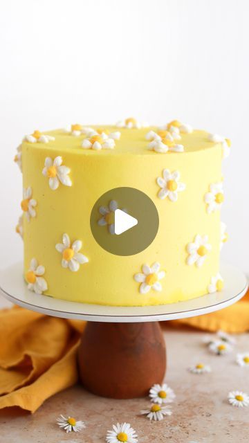 Simple And Easy Cake Designs, Frosting Daisies, Easy Floral Cake Design, Blue Daisy Cake, Yellow Cake Designs Birthday, Daisy Cake Birthday, Yellow Cake Design, Simple Flower Cake, Beginner Cake Decorating